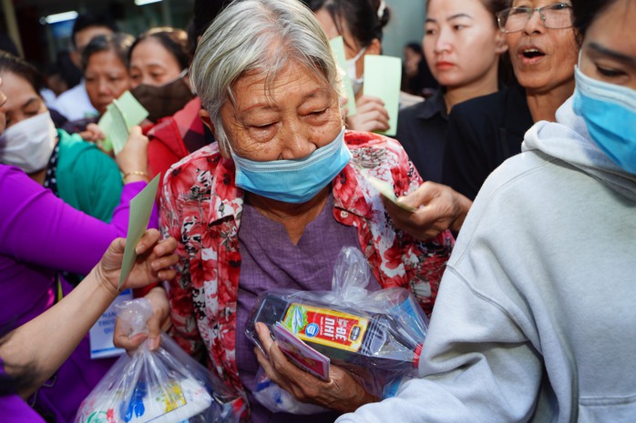 Những m&oacute;n qu&agrave; &yacute; nghĩa đến với bệnh nh&acirc;n, người khuyết tật dịp Tết - Ảnh 2.