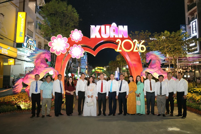 Người d&acirc;n th&iacute;ch th&uacute; check-in tại đường hoa nghệ thuật Cần Thơ trong đ&ecirc;m khai mạc - Ảnh 1.