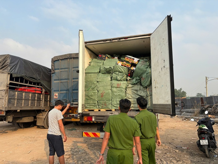 Công an TPHCM bắt 28,8 tấn "sát thủ trên bàn tiệc" - Ảnh 1.