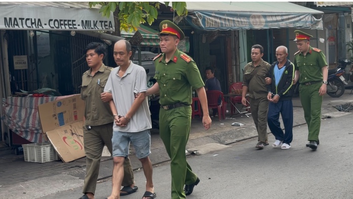 TPHCM: Hai người đánh nhau giữa đường bị khởi tố vì Gây rối trật tự công cộng - Ảnh 2. TPHCM: Hai người đánh nhau giữa đường bị khởi tố vì Gây rối trật tự công cộng - Ảnh 2.