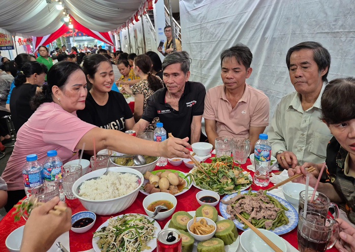 Ai cũng c&oacute; Tết - Ảnh 2.