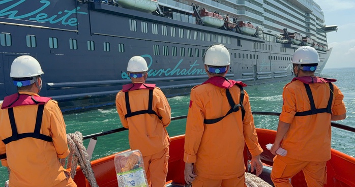 Cứu nạn khẩn cấp h&agrave;nh kh&aacute;ch Đức nguy kịch tr&ecirc;n biển c&aacute;ch Đ&agrave; Nẵng 215 hải l&yacute; - Ảnh 1.