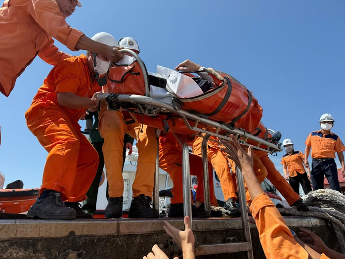 Cứu nạn khẩn cấp h&agrave;nh kh&aacute;ch Đức nguy kịch tr&ecirc;n biển c&aacute;ch Đ&agrave; Nẵng 215 hải l&yacute; - Ảnh 2.