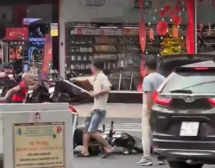 TPHCM: Hai người đánh nhau giữa đường bị khởi tố vì Gây rối trật tự công cộng - Ảnh 3. TPHCM: Hai người đánh nhau giữa đường bị khởi tố vì Gây rối trật tự công cộng - Ảnh 3.