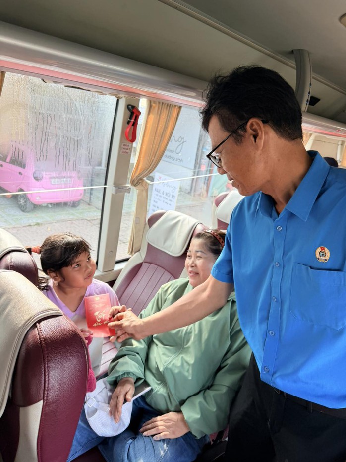 X&uacute;c động chuyến t&agrave;u, xe Xu&acirc;n chở c&ocirc;ng nh&acirc;n Đồng Nai về qu&ecirc; - Ảnh 7.