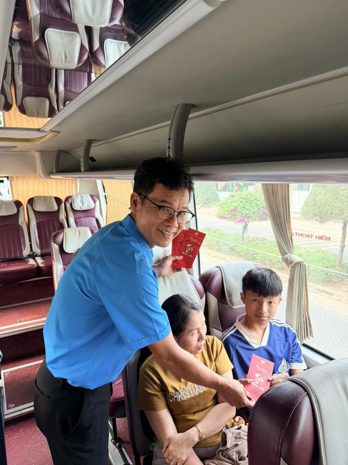 X&uacute;c động chuyến t&agrave;u, xe Xu&acirc;n chở c&ocirc;ng nh&acirc;n Đồng Nai về qu&ecirc; - Ảnh 10.