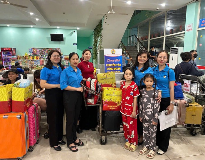 X&uacute;c động chuyến t&agrave;u, xe Xu&acirc;n chở c&ocirc;ng nh&acirc;n Đồng Nai về qu&ecirc; - Ảnh 2.