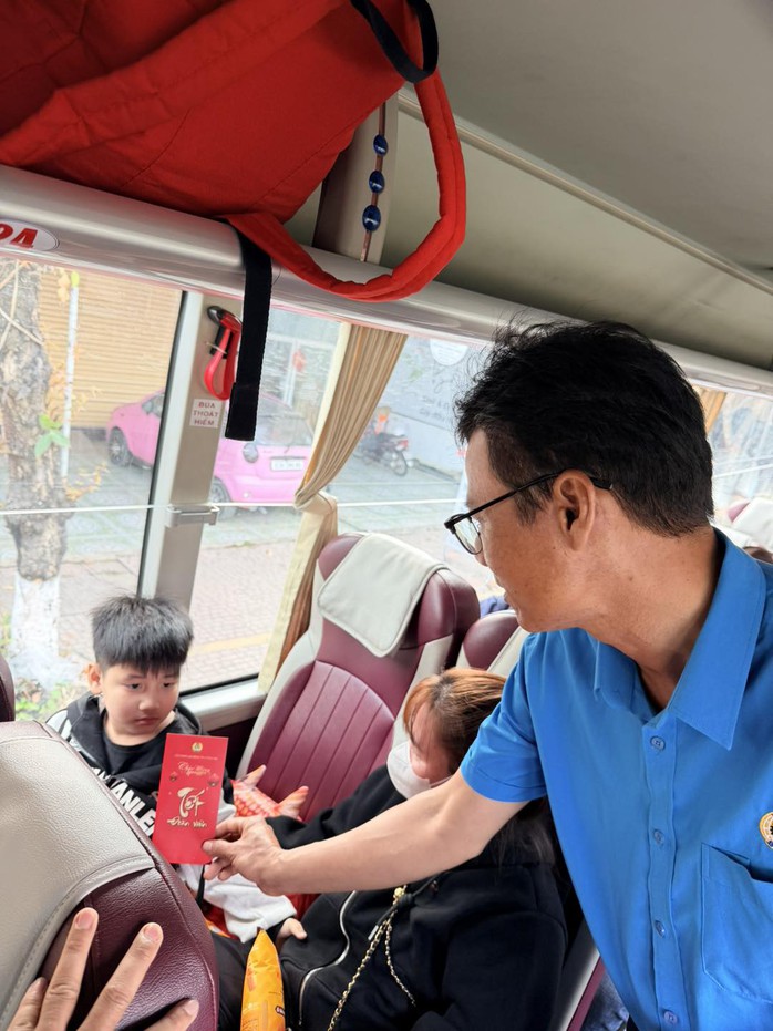 X&uacute;c động chuyến t&agrave;u, xe Xu&acirc;n chở c&ocirc;ng nh&acirc;n Đồng Nai về qu&ecirc; - Ảnh 14.