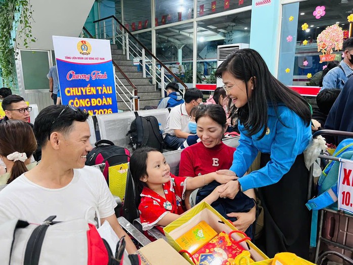 X&uacute;c động chuyến t&agrave;u, xe Xu&acirc;n chở c&ocirc;ng nh&acirc;n Đồng Nai về qu&ecirc; - Ảnh 6.