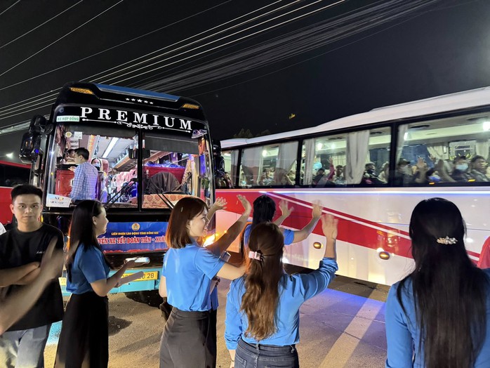 X&uacute;c động chuyến t&agrave;u, xe Xu&acirc;n chở c&ocirc;ng nh&acirc;n Đồng Nai về qu&ecirc; - Ảnh 21.