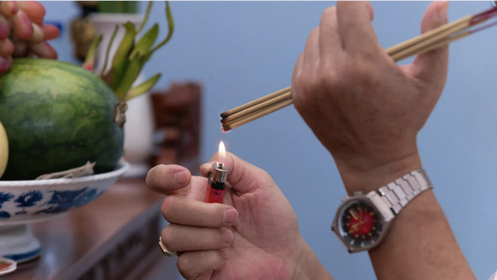 Đốt v&agrave;ng m&atilde;, thắp hương ng&agrave;y Tết: Giữ phong tục, hạn chế ảnh hưởng đến sức khỏe - Ảnh 1.