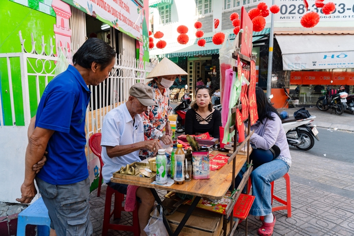 VIDEO: Cụ &ocirc;ng 80 tuổi vẫn ngồi viết liễn đến 29 Tết ở khu Chợ Lớn - Ảnh 3.