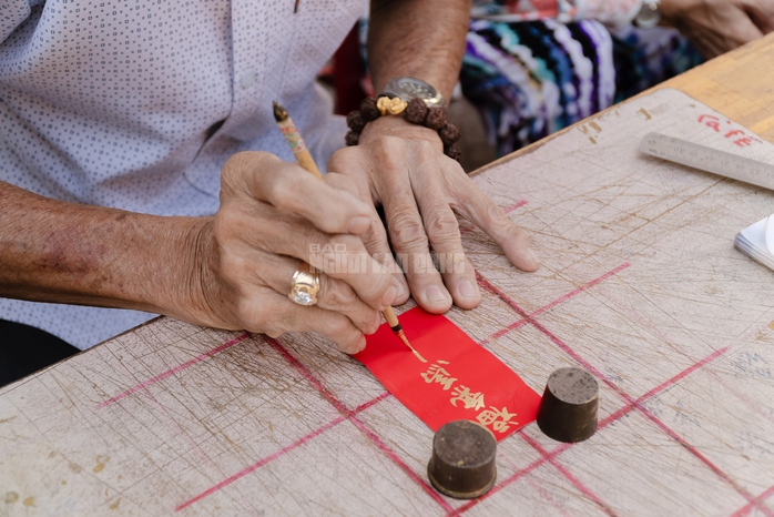 VIDEO: Cụ &ocirc;ng 80 tuổi vẫn ngồi viết liễn đến 29 Tết ở khu Chợ Lớn - Ảnh 4.