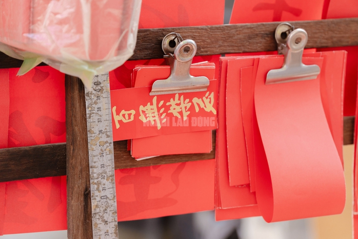 VIDEO: Cụ &ocirc;ng 80 tuổi vẫn ngồi viết liễn đến 29 Tết ở khu Chợ Lớn - Ảnh 5.