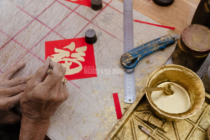 VIDEO: Cụ &ocirc;ng 80 tuổi vẫn ngồi viết liễn đến 29 Tết ở khu Chợ Lớn - Ảnh 6.