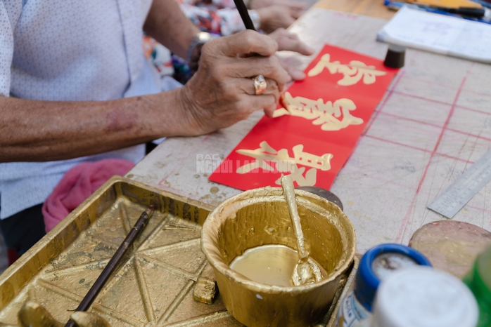 VIDEO: Cụ &ocirc;ng 80 tuổi vẫn ngồi viết liễn đến 29 Tết ở khu Chợ Lớn - Ảnh 7.