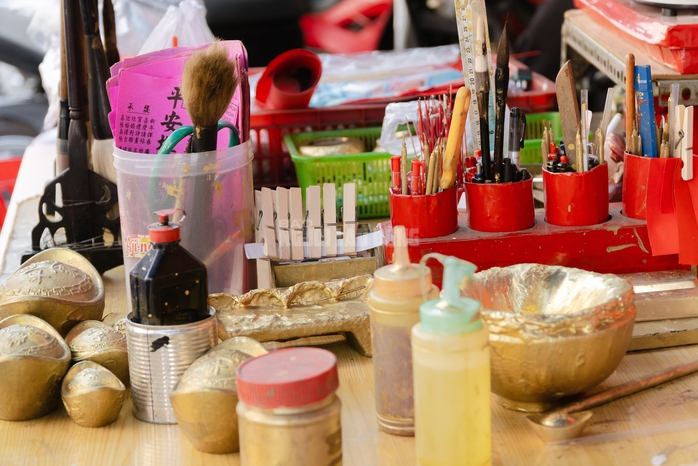 VIDEO: Cụ &ocirc;ng 80 tuổi vẫn ngồi viết liễn đến 29 Tết ở khu Chợ Lớn - Ảnh 8.