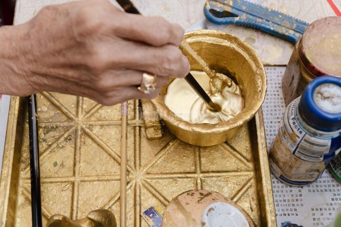 VIDEO: Cụ &ocirc;ng 80 tuổi vẫn ngồi viết liễn đến 29 Tết ở khu Chợ Lớn - Ảnh 9.