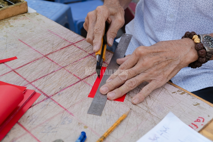 VIDEO: Cụ &ocirc;ng 80 tuổi vẫn ngồi viết liễn đến 29 Tết ở khu Chợ Lớn - Ảnh 10.