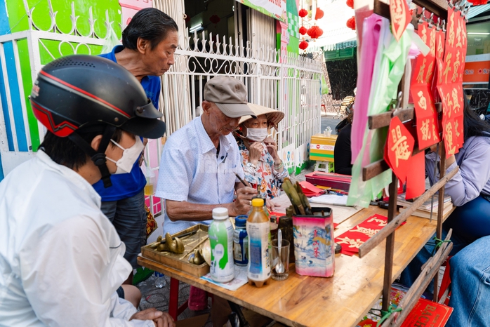 VIDEO: Cụ &ocirc;ng 80 tuổi vẫn ngồi viết liễn đến 29 Tết ở khu Chợ Lớn - Ảnh 12.