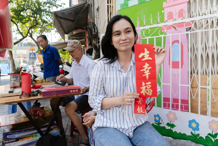 VIDEO: Cụ &ocirc;ng 80 tuổi vẫn ngồi viết liễn đến 29 Tết ở khu Chợ Lớn - Ảnh 13.