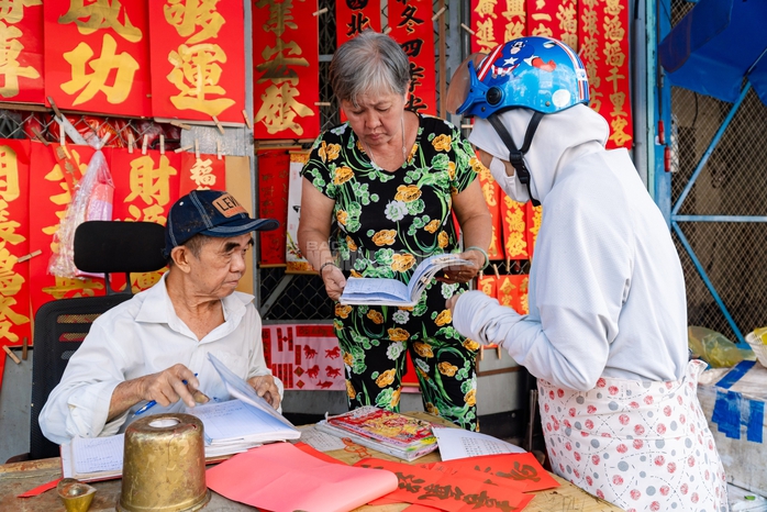 VIDEO: Cụ &ocirc;ng 80 tuổi vẫn ngồi viết liễn đến 29 Tết ở khu Chợ Lớn - Ảnh 14.