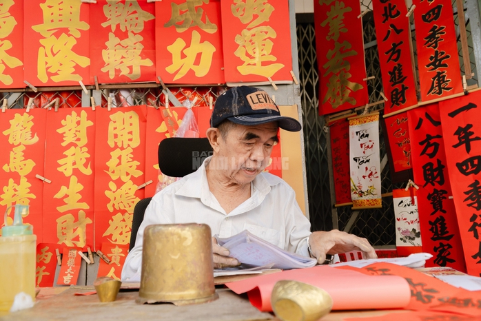 VIDEO: Cụ &ocirc;ng 80 tuổi vẫn ngồi viết liễn đến 29 Tết ở khu Chợ Lớn - Ảnh 15.