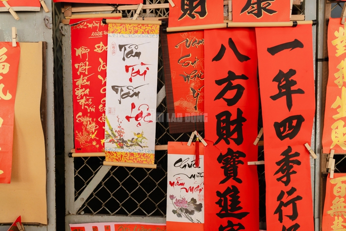 VIDEO: Cụ &ocirc;ng 80 tuổi vẫn ngồi viết liễn đến 29 Tết ở khu Chợ Lớn - Ảnh 18.