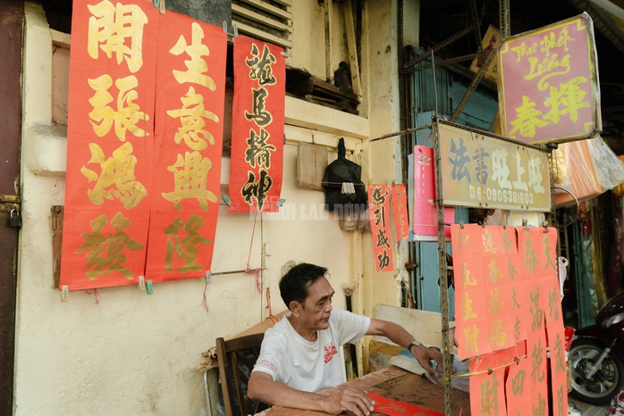 VIDEO: Cụ &ocirc;ng 80 tuổi vẫn ngồi viết liễn đến 29 Tết ở khu Chợ Lớn - Ảnh 19.