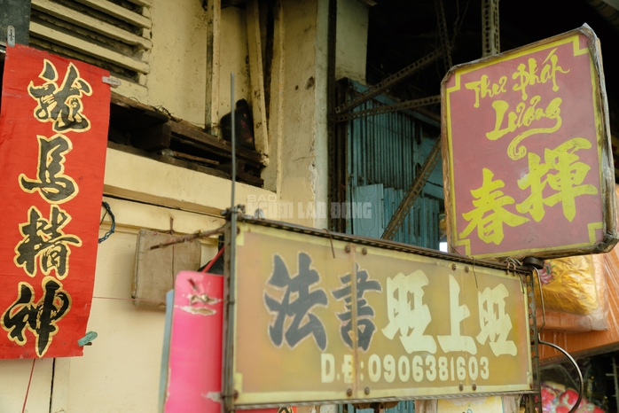 VIDEO: Cụ &ocirc;ng 80 tuổi vẫn ngồi viết liễn đến 29 Tết ở khu Chợ Lớn - Ảnh 20.