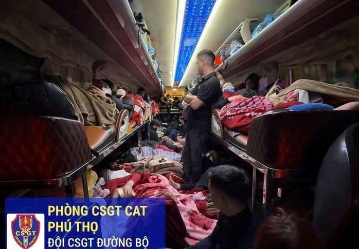 H&agrave;nh kh&aacute;ch nằm chen nhau ở lối đi tr&ecirc;n xe kh&aacute;ch 22 chỗ chở 73 người - Ảnh 1.