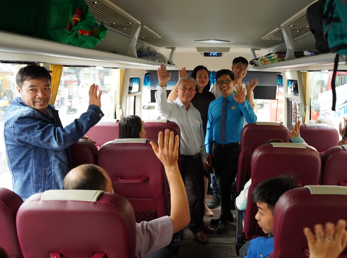 Niềm vui tr&ecirc;n những chuyến xe m&ugrave;a Xu&acirc;n 0 đồng hướng về qu&ecirc; hương - Ảnh 4.