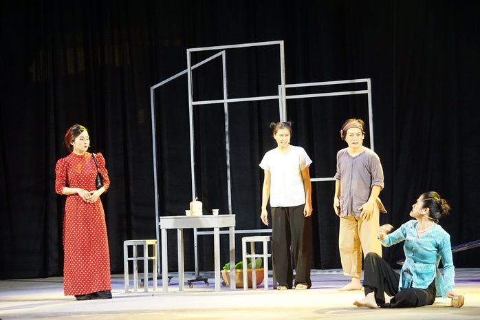 Gen Z đến rạp: Khi sân khấu tìm lại nhịp thở của thời đại - Ảnh 4.