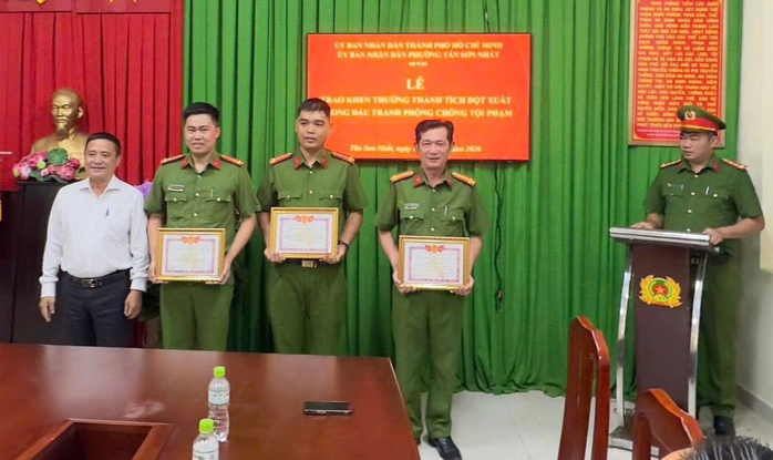 Khen thưởng C&ocirc;ng an TPHCM ph&aacute; nhanh vụ cướp ng&acirc;n h&agrave;ng trong 24 giờ - Ảnh 1.