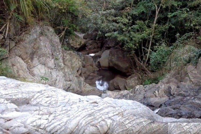 Hố Trời &ndash; tuyệt cảnh nguy&ecirc;n sơ giữa T&acirc;y Sơn Thượng đạo - Ảnh 4.