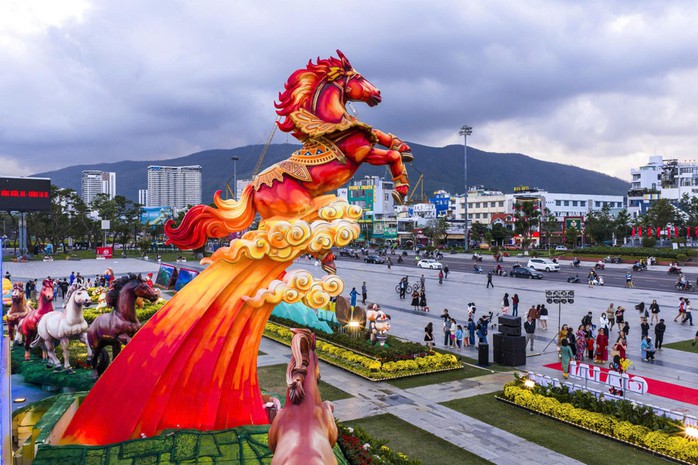 Đổ x&ocirc; check-in linh vật ngựa &ldquo;mặt cộc&rdquo; g&acirc;y b&atilde;o mạng x&atilde; hội ở phố biển Quy Nhơn - Ảnh 4.