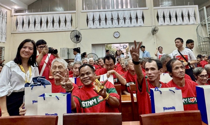 Những m&oacute;n qu&agrave; &yacute; nghĩa đến với bệnh nh&acirc;n, người khuyết tật dịp Tết - Ảnh 5.