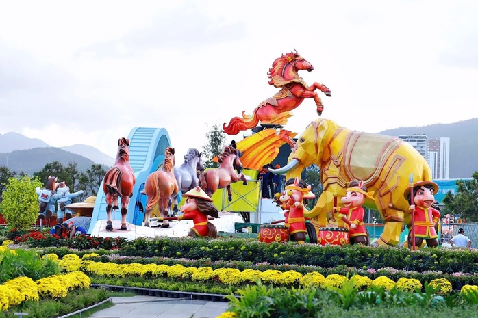 Đổ x&ocirc; check-in linh vật ngựa &ldquo;mặt cộc&rdquo; g&acirc;y b&atilde;o mạng x&atilde; hội ở phố biển Quy Nhơn - Ảnh 10.