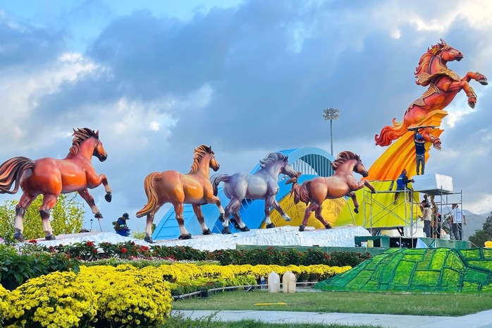 Đổ x&ocirc; check-in linh vật ngựa &ldquo;mặt cộc&rdquo; g&acirc;y b&atilde;o mạng x&atilde; hội ở phố biển Quy Nhơn - Ảnh 11.