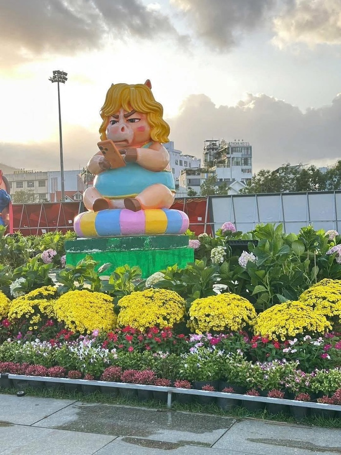 Đổ x&ocirc; check-in linh vật ngựa &ldquo;mặt cộc&rdquo; g&acirc;y b&atilde;o mạng x&atilde; hội ở phố biển Quy Nhơn - Ảnh 12.