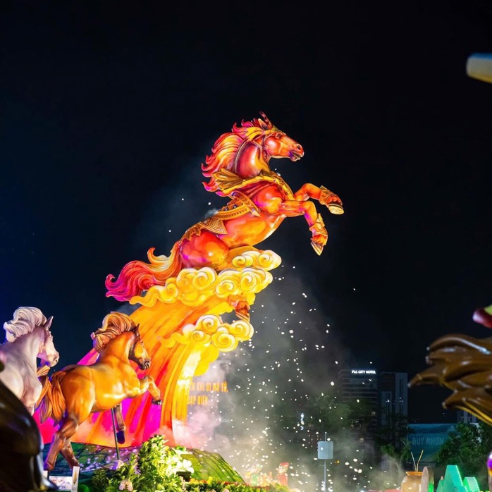 Đổ x&ocirc; check-in linh vật ngựa &ldquo;mặt cộc&rdquo; g&acirc;y b&atilde;o mạng x&atilde; hội ở phố biển Quy Nhơn - Ảnh 13.