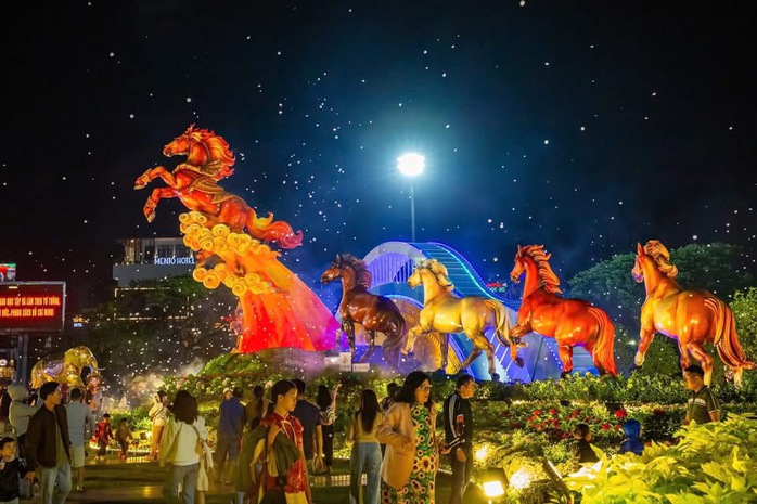 Đổ x&ocirc; check-in linh vật ngựa &ldquo;mặt cộc&rdquo; g&acirc;y b&atilde;o mạng x&atilde; hội ở phố biển Quy Nhơn - Ảnh 14.