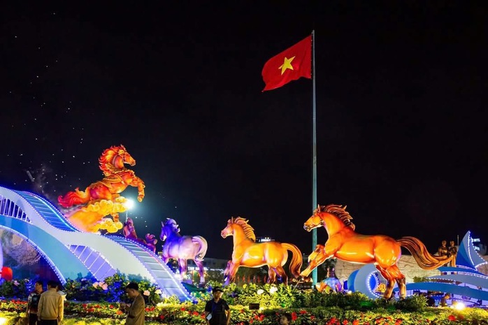 Đổ x&ocirc; check-in linh vật ngựa &ldquo;mặt cộc&rdquo; g&acirc;y b&atilde;o mạng x&atilde; hội ở phố biển Quy Nhơn - Ảnh 15.