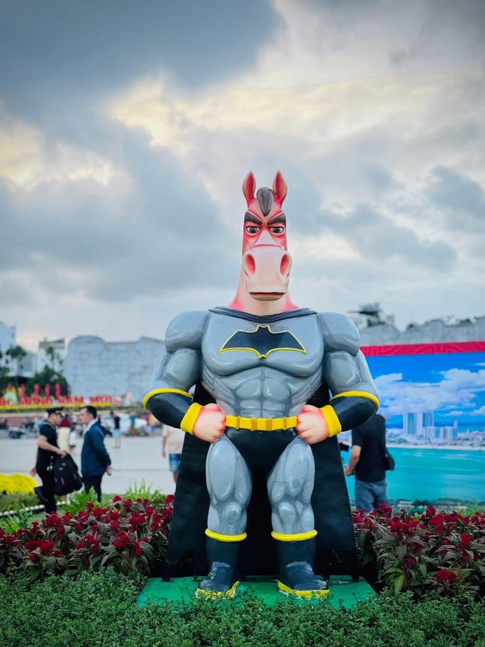 Đổ x&ocirc; check-in linh vật ngựa &ldquo;mặt cộc&rdquo; g&acirc;y b&atilde;o mạng x&atilde; hội ở phố biển Quy Nhơn - Ảnh 17.