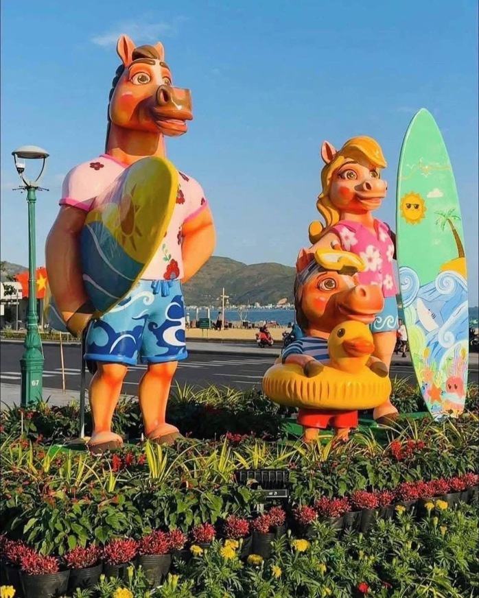 Đổ x&ocirc; check-in linh vật ngựa &ldquo;mặt cộc&rdquo; g&acirc;y b&atilde;o mạng x&atilde; hội ở phố biển Quy Nhơn - Ảnh 20.