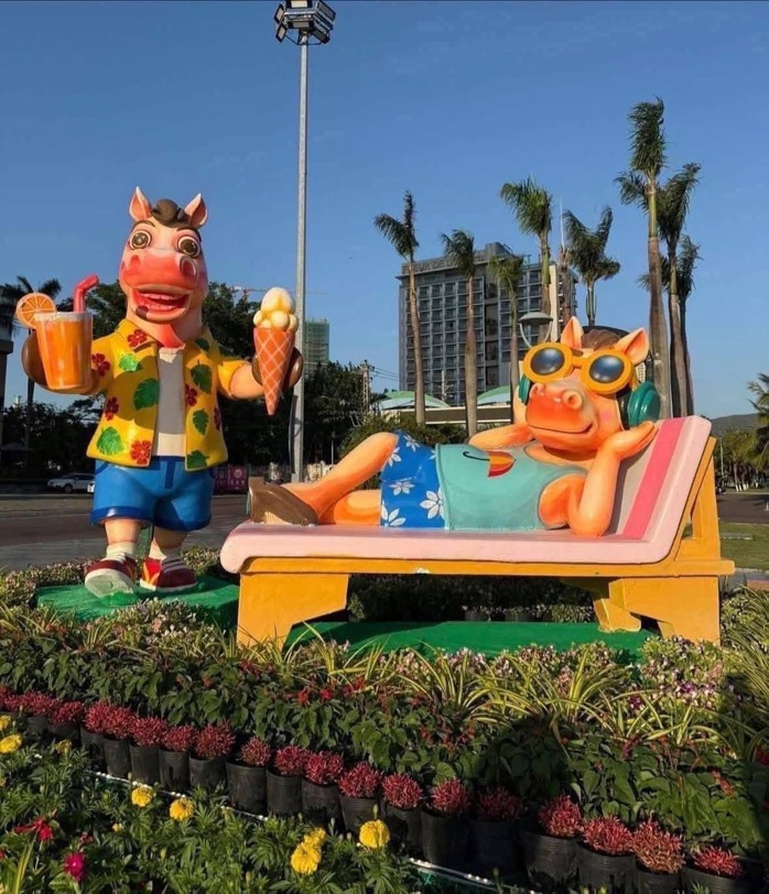 Đổ x&ocirc; check-in linh vật ngựa &ldquo;mặt cộc&rdquo; g&acirc;y b&atilde;o mạng x&atilde; hội ở phố biển Quy Nhơn - Ảnh 21.