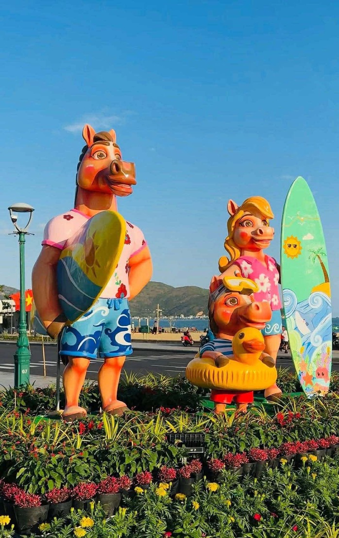 Đổ x&ocirc; check-in linh vật ngựa &ldquo;mặt cộc&rdquo; g&acirc;y b&atilde;o mạng x&atilde; hội ở phố biển Quy Nhơn - Ảnh 22.