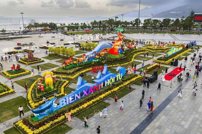 Đổ x&ocirc; check-in linh vật ngựa &ldquo;mặt cộc&rdquo; g&acirc;y b&atilde;o mạng x&atilde; hội ở phố biển Quy Nhơn - Ảnh 23.