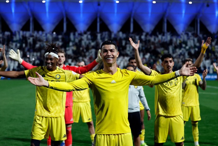 Ronaldo c&oacute; "h&agrave;nh động lạ&rdquo; khi ghi b&agrave;n sau "nổi loạn" - Ảnh 1.