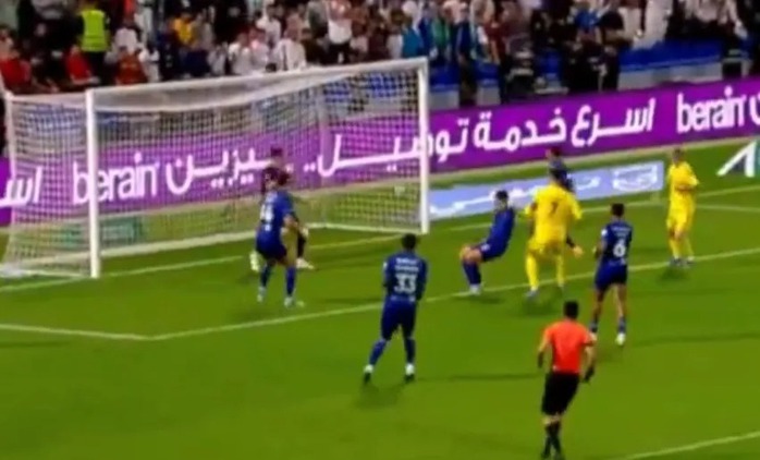 Ronaldo c&oacute; "h&agrave;nh động lạ&rdquo; khi ghi b&agrave;n sau "nổi loạn" - Ảnh 3.